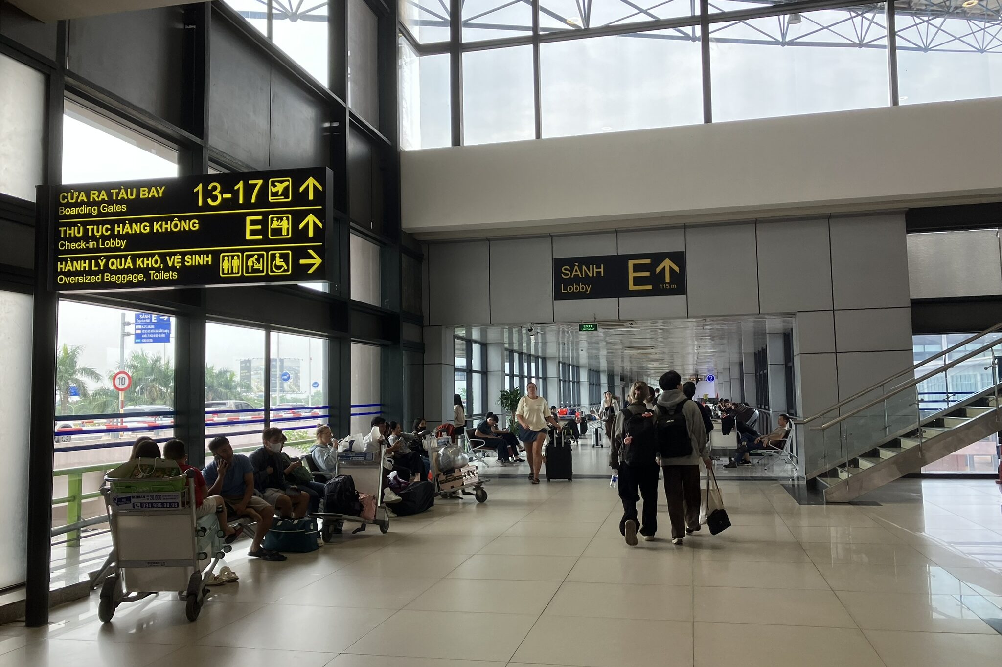 ノイバイ空港T1出発階Eロビーにある搭乗ゲート13〜17への案内サイン。チェックインカウンターやOversized Baggageの近くに位置する。