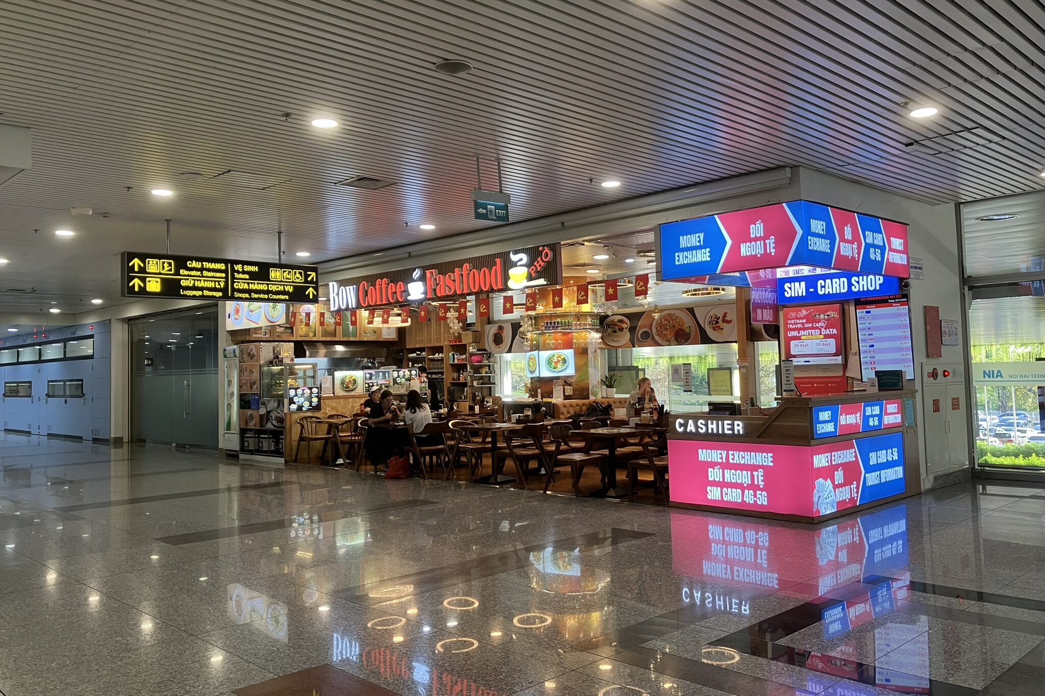 ノイバイ空港T2のSIMカード販売カウンターと両替所の様子。