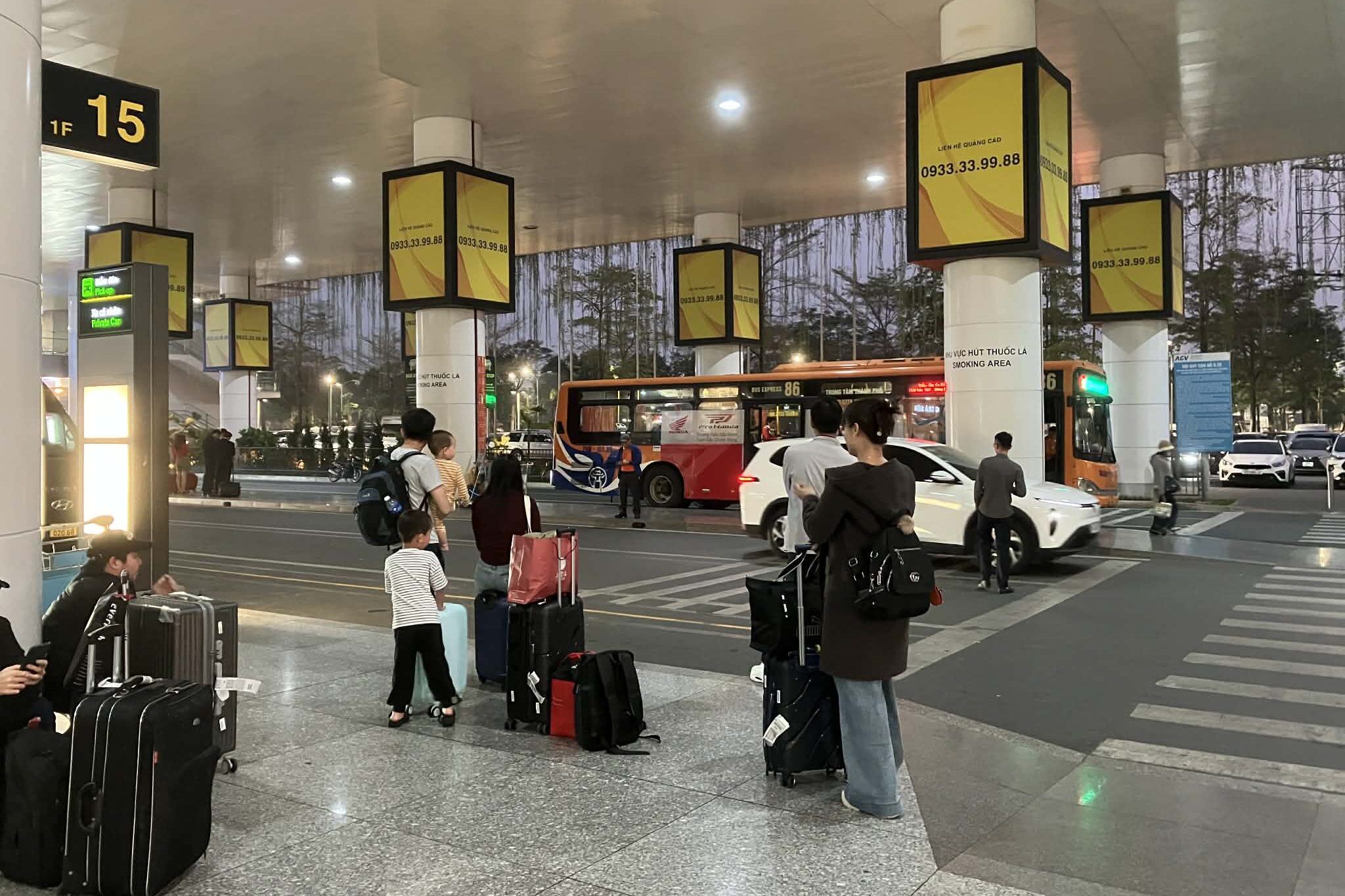 ノイバイ空港T2到着階の柱15付近と86番バス乗り場