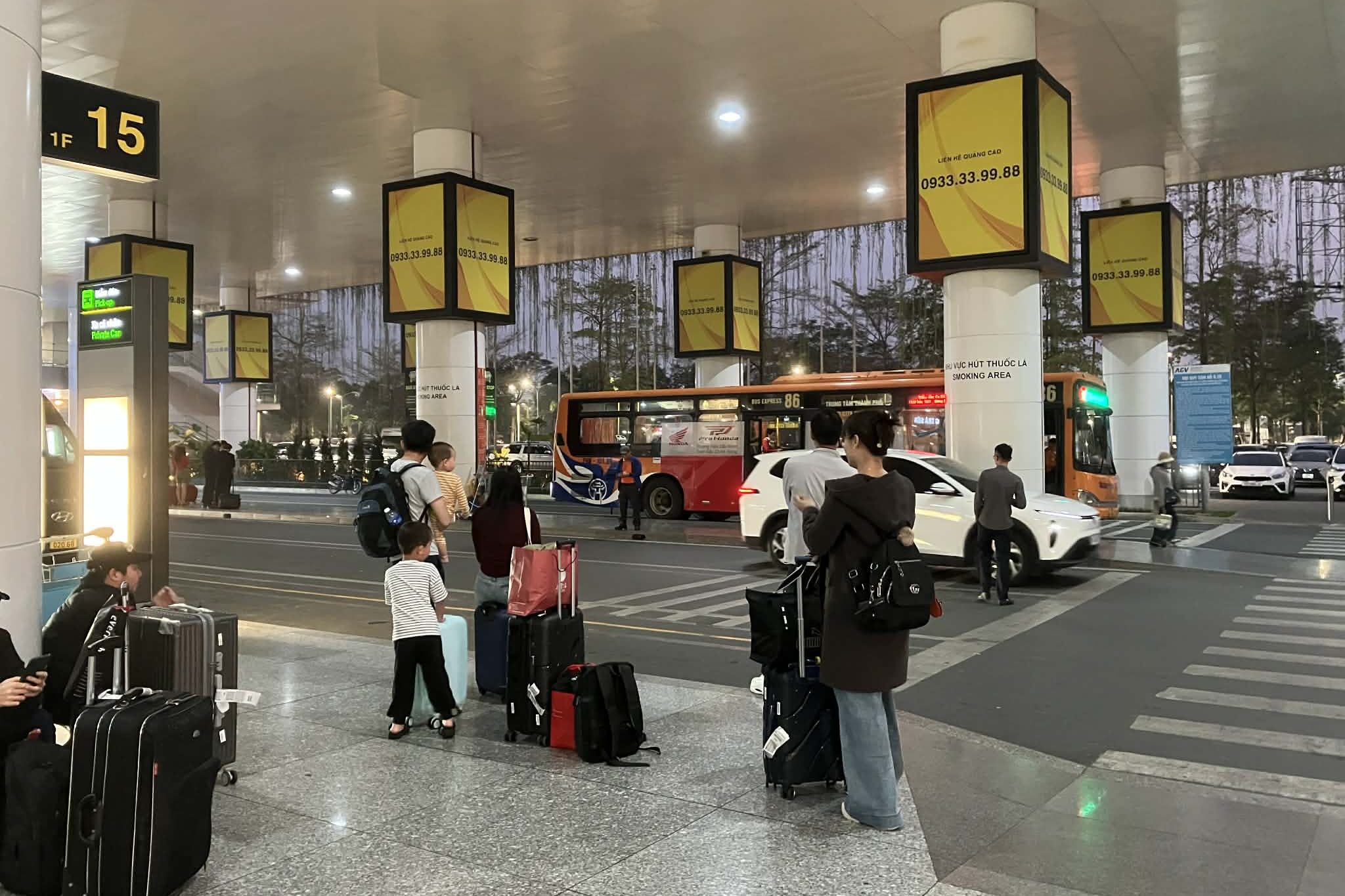 ノイバイ空港T2から86番バス乗り場へ向かう横断歩道｜道路を渡った先がバス停