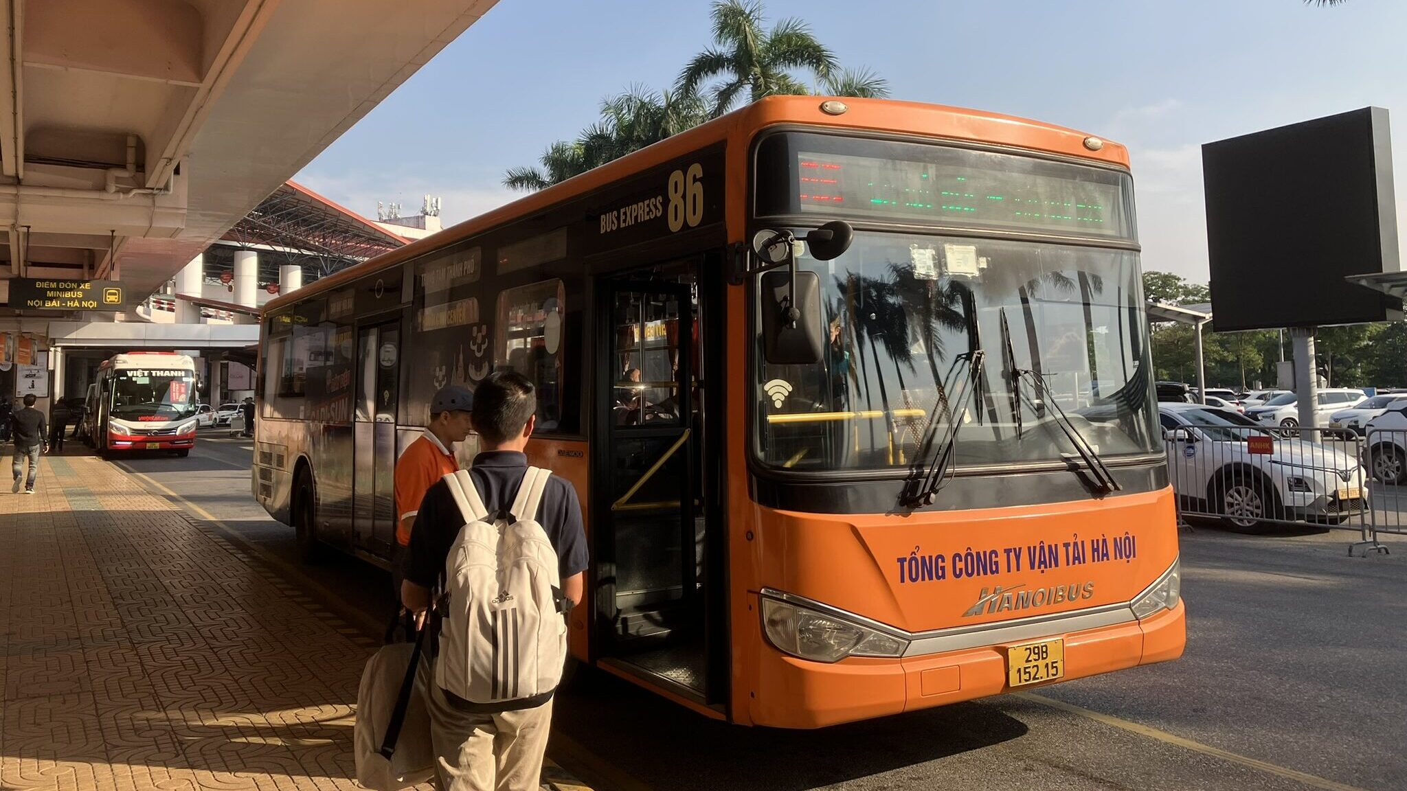 ノイバイ空港で乗車前の86番バス｜市内（ハノイ駅・旧市街）へ向かう空港アクセスバス