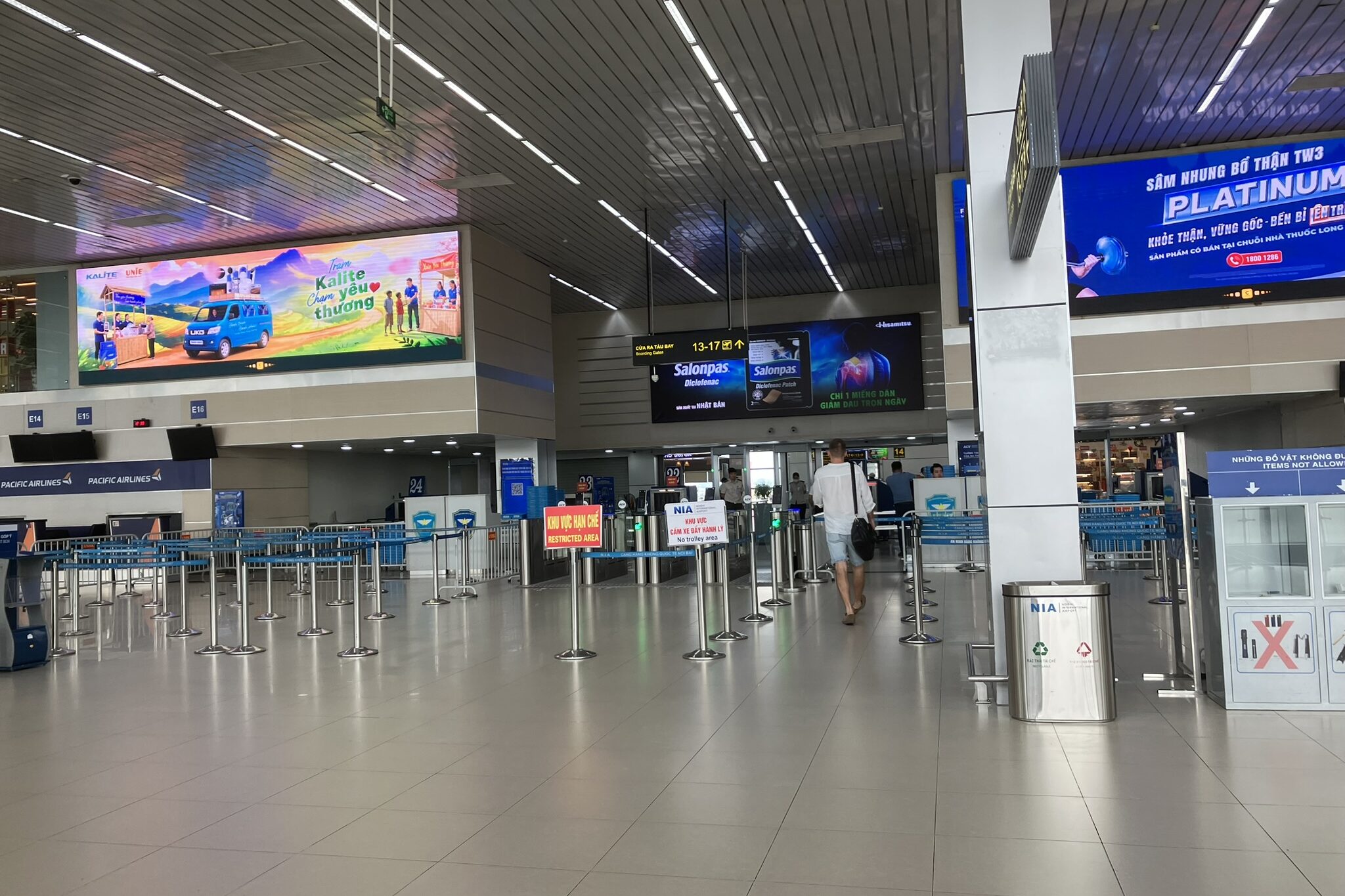 ノイバイ空港T1の搭乗ゲート13〜17方面へのロビー。案内サインが多く、広々とした通路になっている。