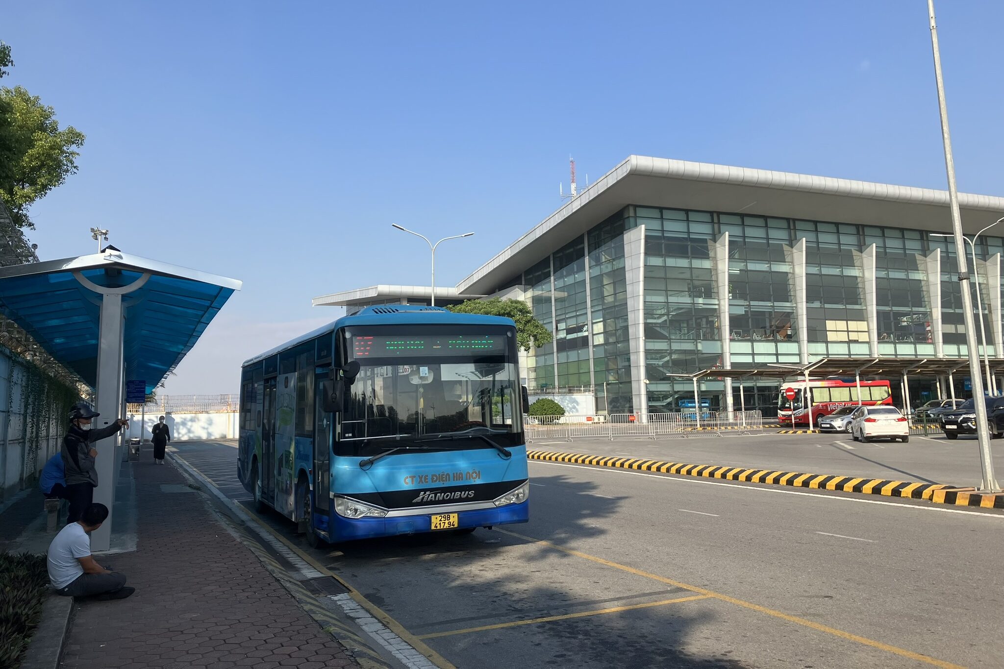 ノイバイ空港T1を背景にしたローカルバス乗り場の全景