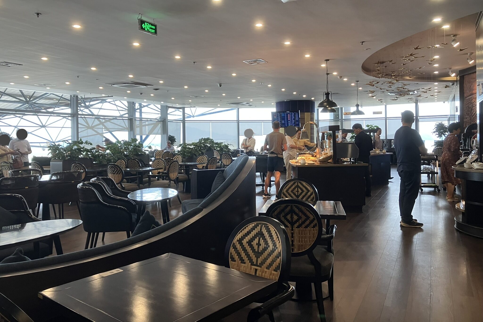 SH Premium Loungeの広い客席エリアとビュッフェ全景