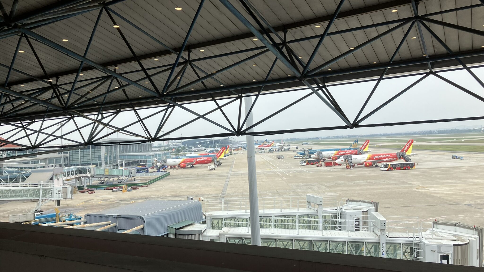 SH Premium Loungeから見える駐機場とVietJet機