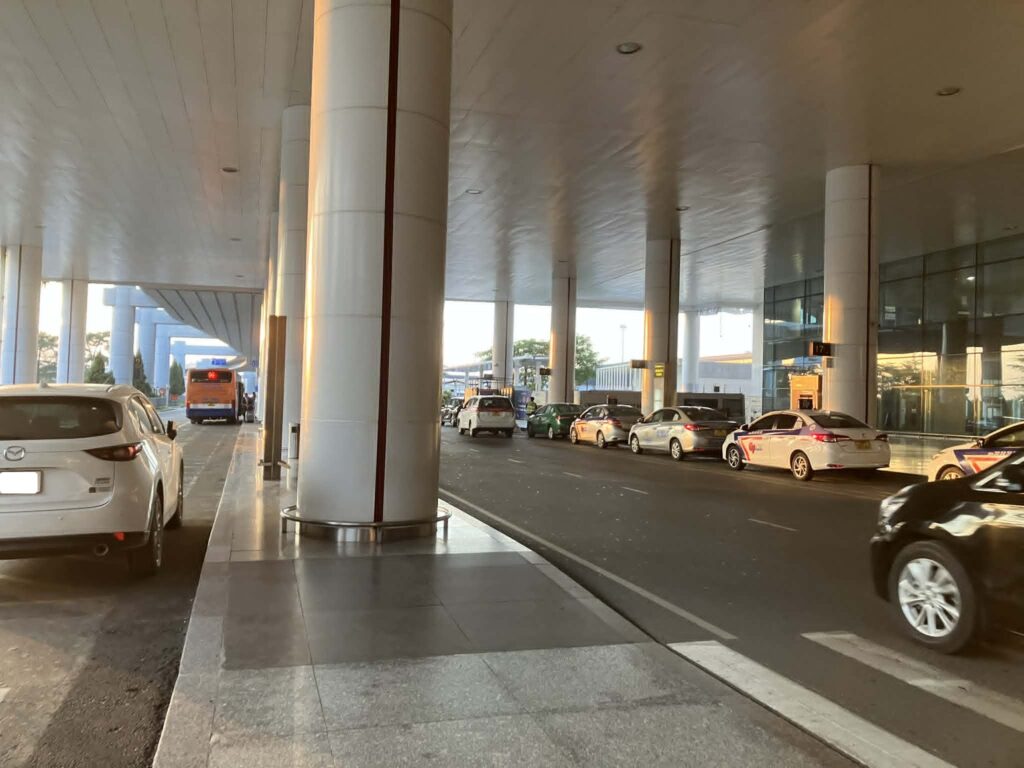 ノイバイ空港T2到着フロア外の90番バス乗り場周辺。柱18側の位置関係が分かる全景