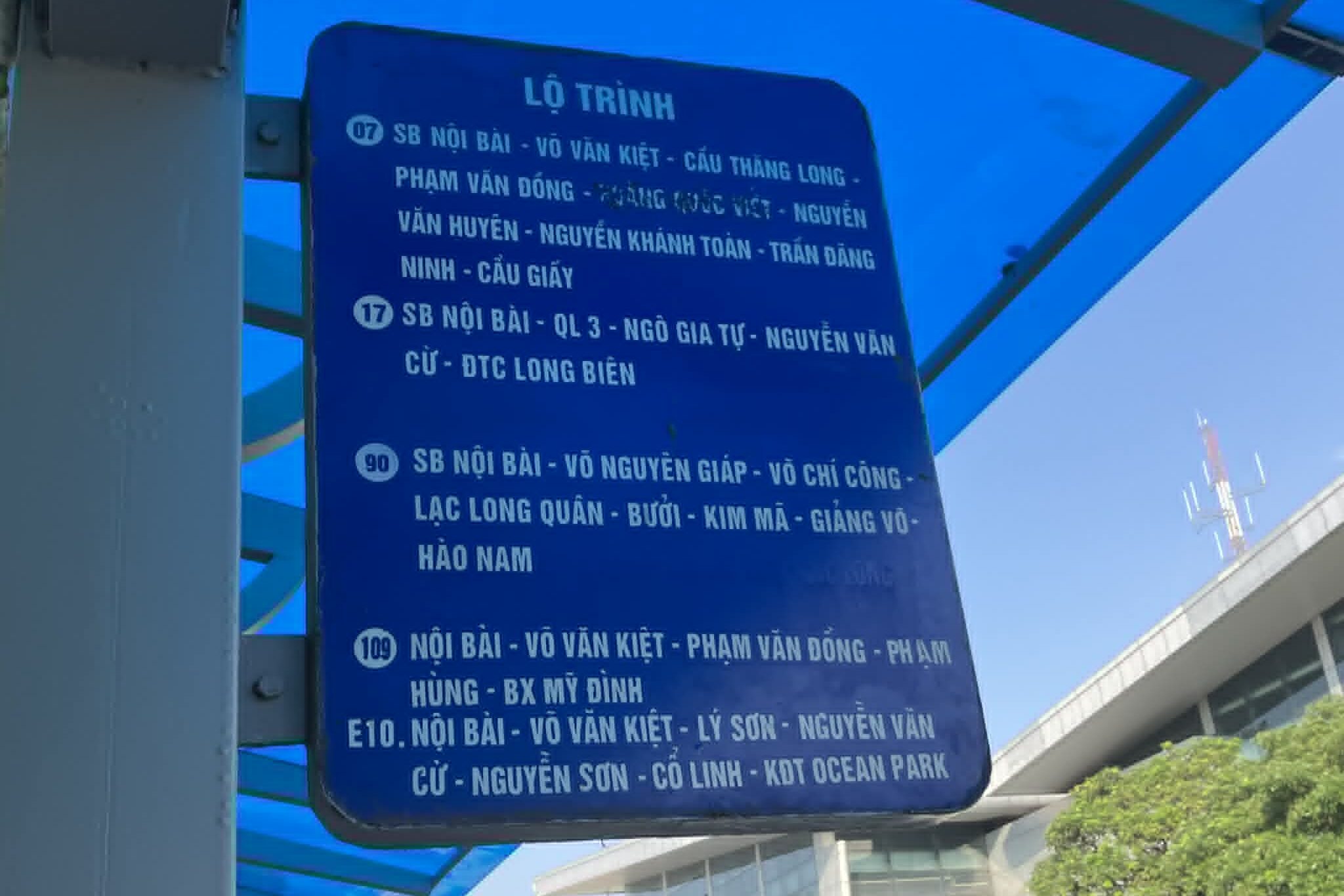 ノイバイ空港T2のバス停案内看板。90番バスの路線表示が確認できる