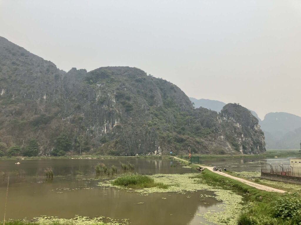 Nui Meo Caoの岩山と湿地の風景