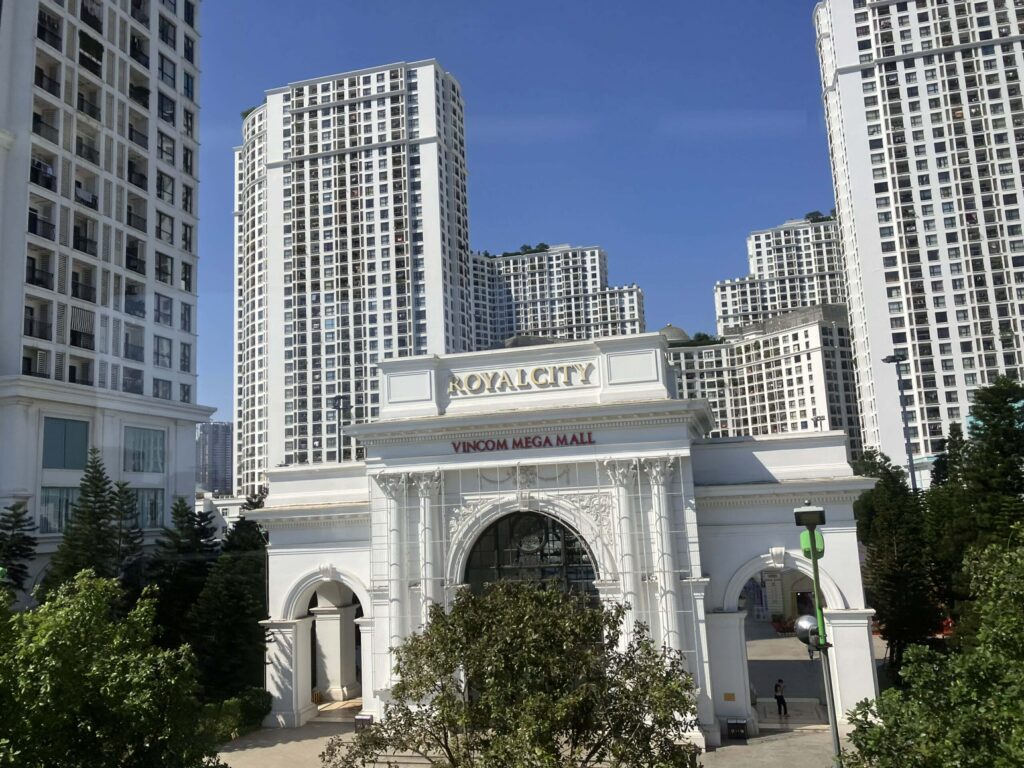 ハノイメトロ2A号線トゥオンディン駅近くのロイヤルシティ