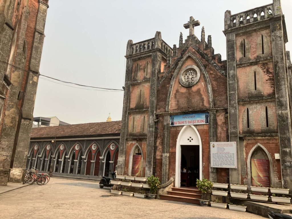So Kien教会の外観と赤レンガの建物