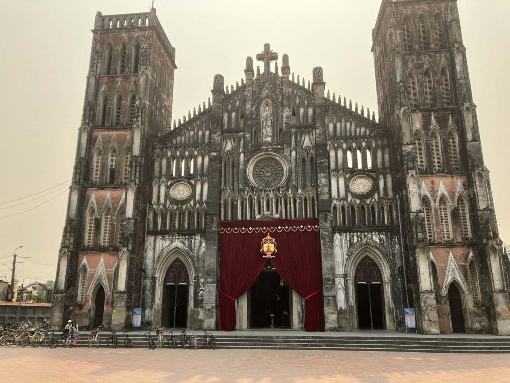 So Kien教会の正面外観