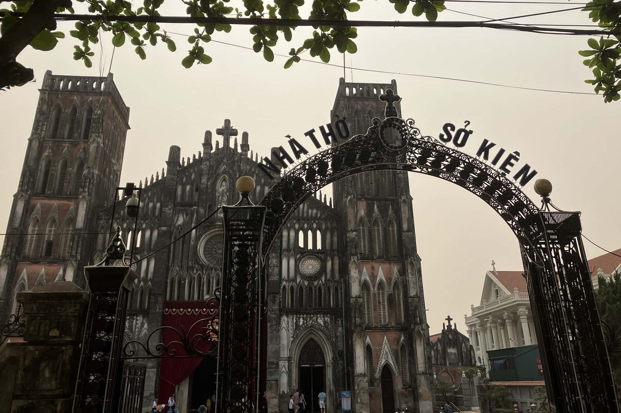 So Kien教会の入口ゲートと敷地の様子