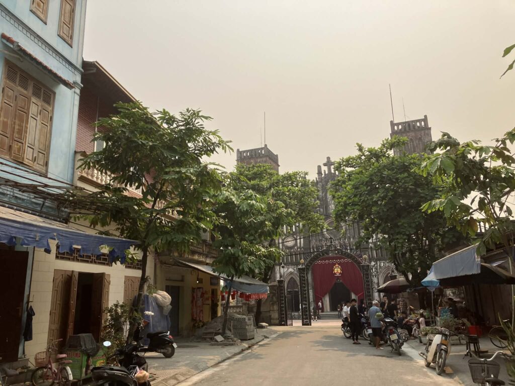 So Kien教会周辺の街並みと教会の外観