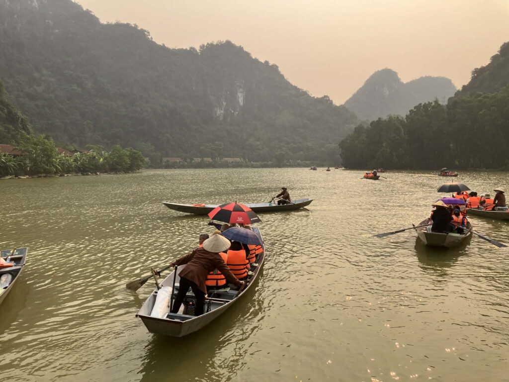 トゥンニャムのボートコースを進む観光客の小舟