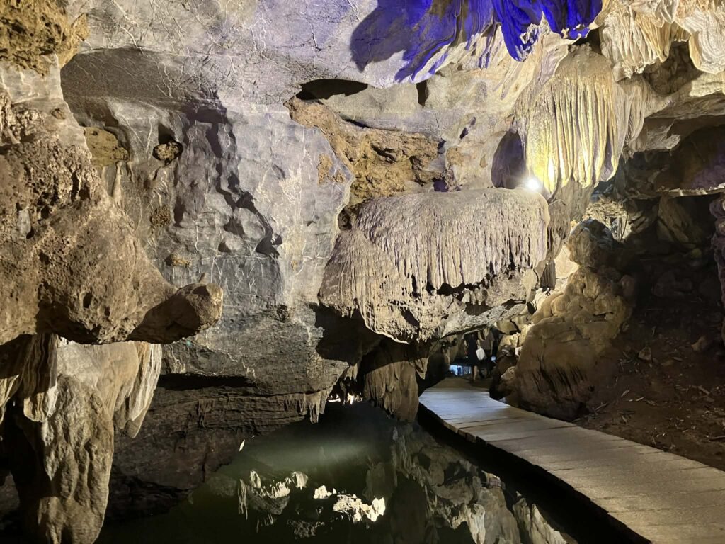 トゥンニャムの洞窟内部と遊歩道