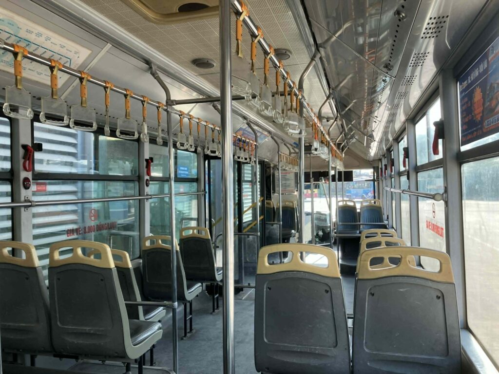ハノイBRTの車内と座席、つり革の様子