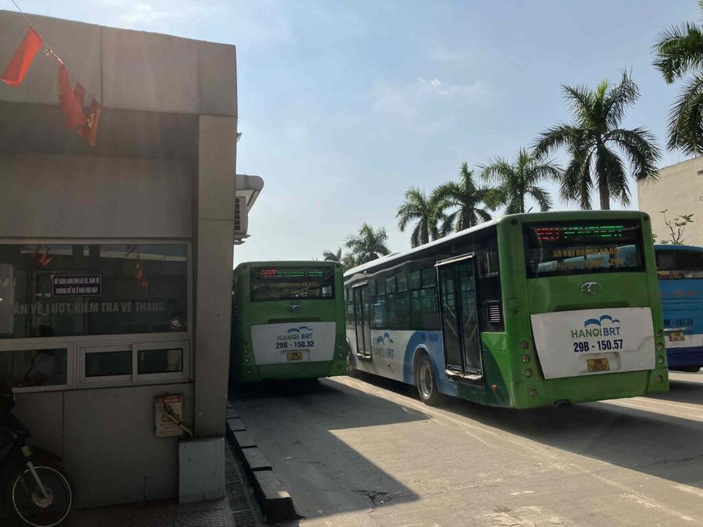 Yen Nghia Bus Stationで待機するHanoi BRTの車両