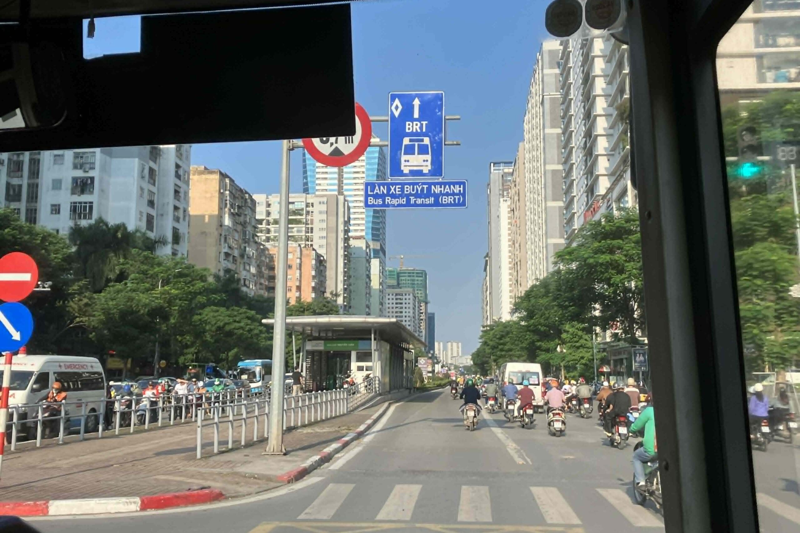 ハノイの道路上にあるBRT専用レーンの標識