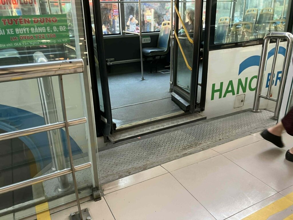 ハノイBRTの専用ホームと車両の乗降口