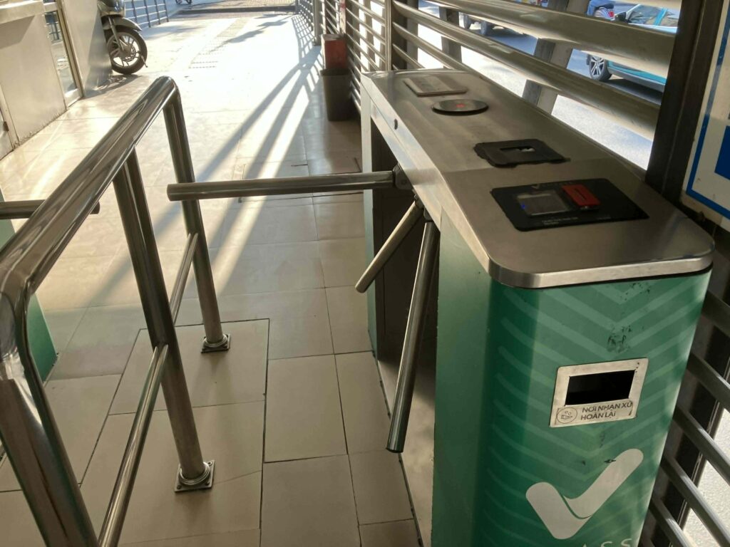 ハノイBRTの改札機とコイン型乗車券の投入口
