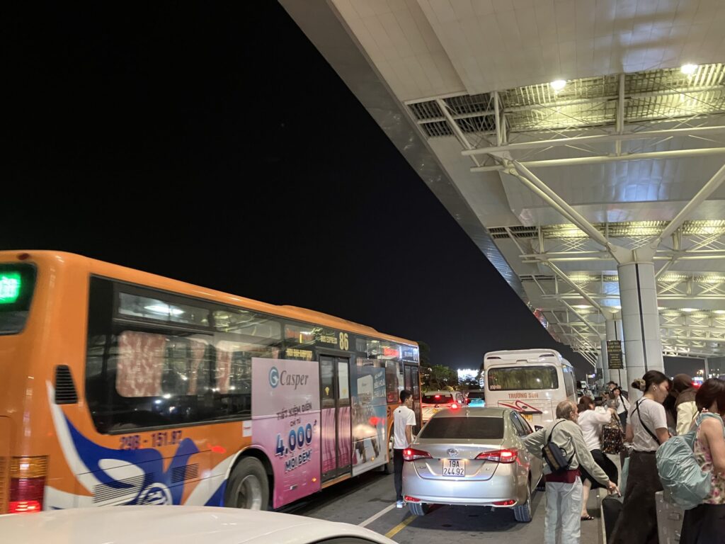ノイバイ空港T2前に停車する86番バス