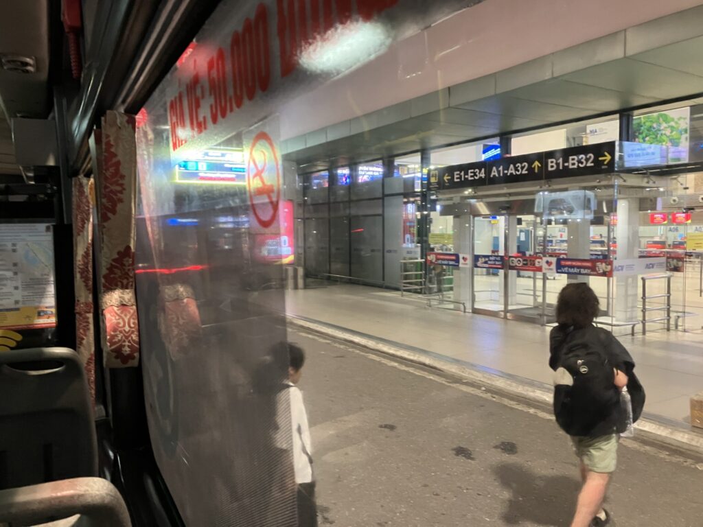 86番バス車内から見たノイバイ空港T1到着口