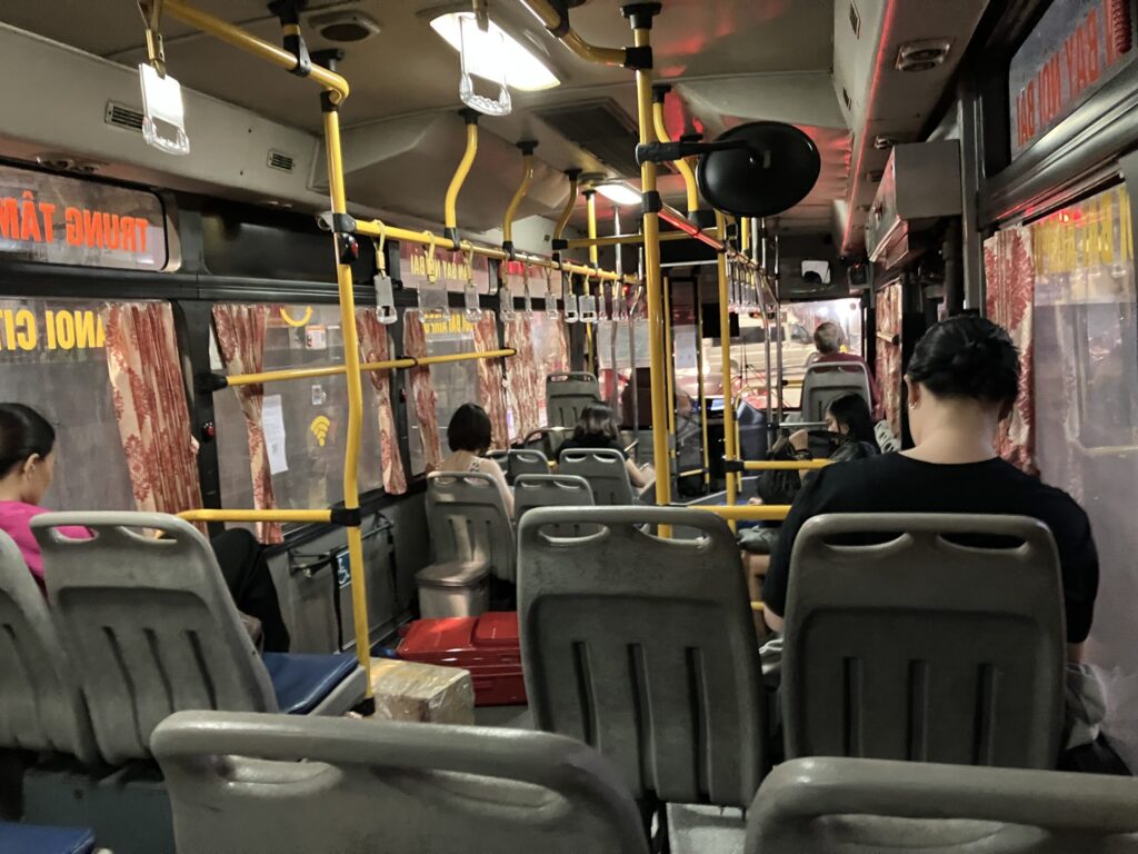 平日夜のハノイ86番バス車内の様子
