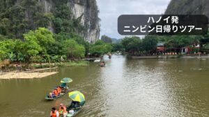 タムコックの水路を進むボートと岩山の風景