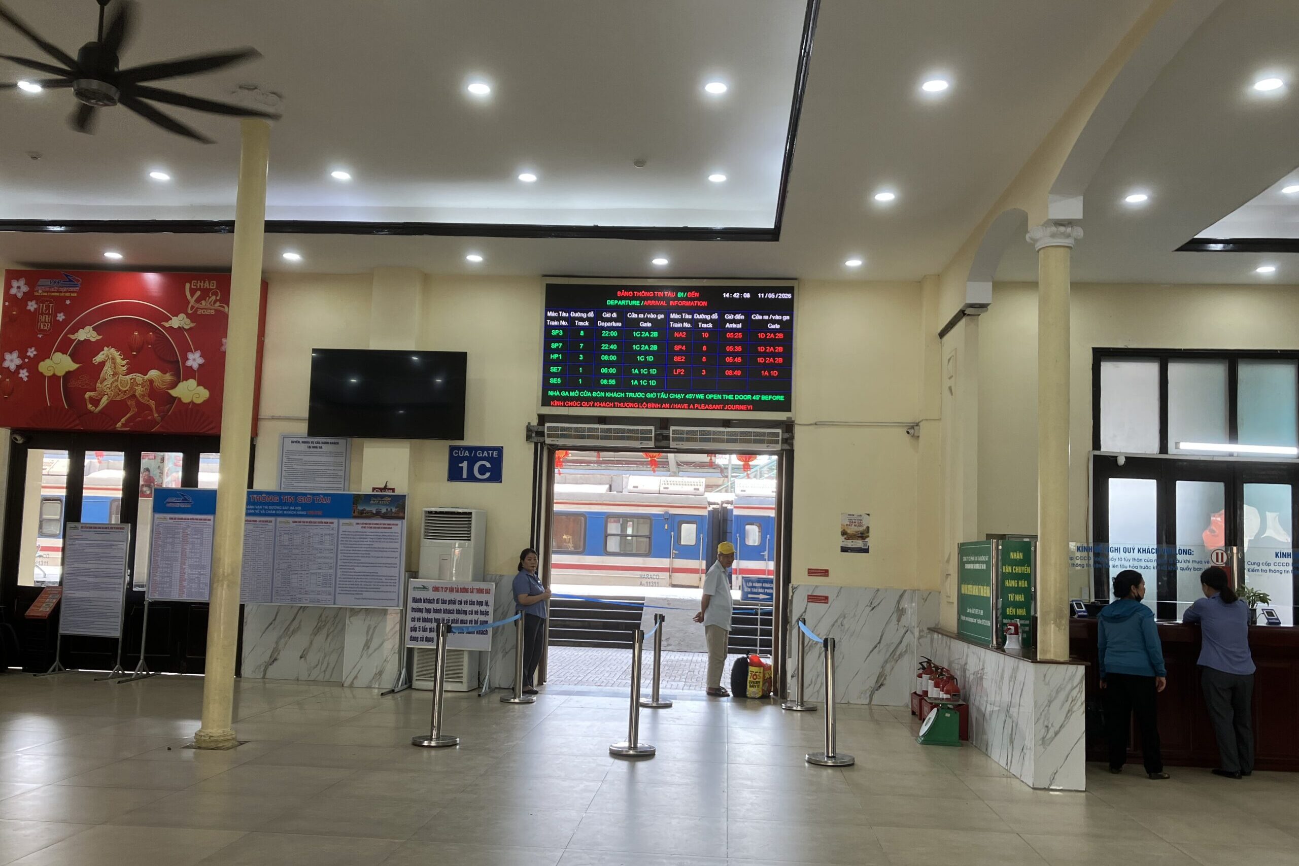 ハノイ駅構内の出発案内とホーム入口