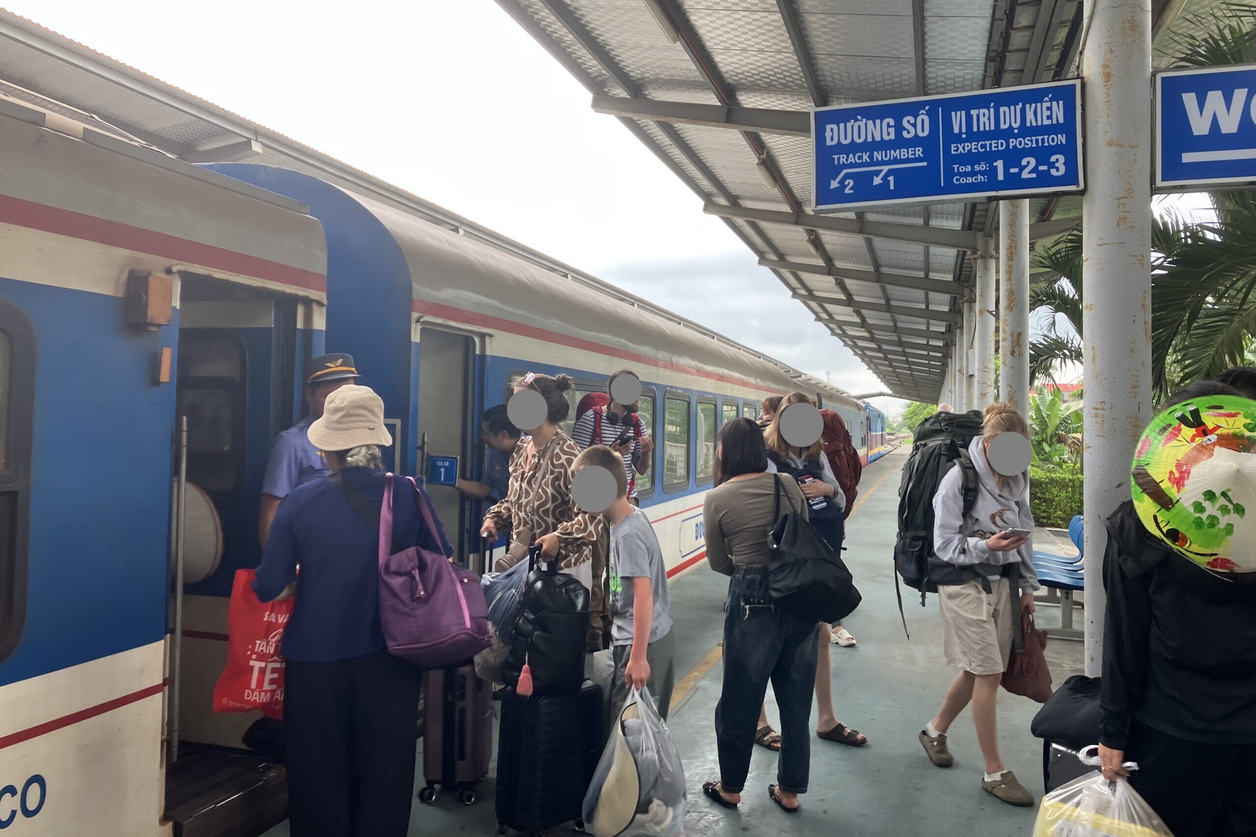 ニンビン駅で列車を降りる乗客