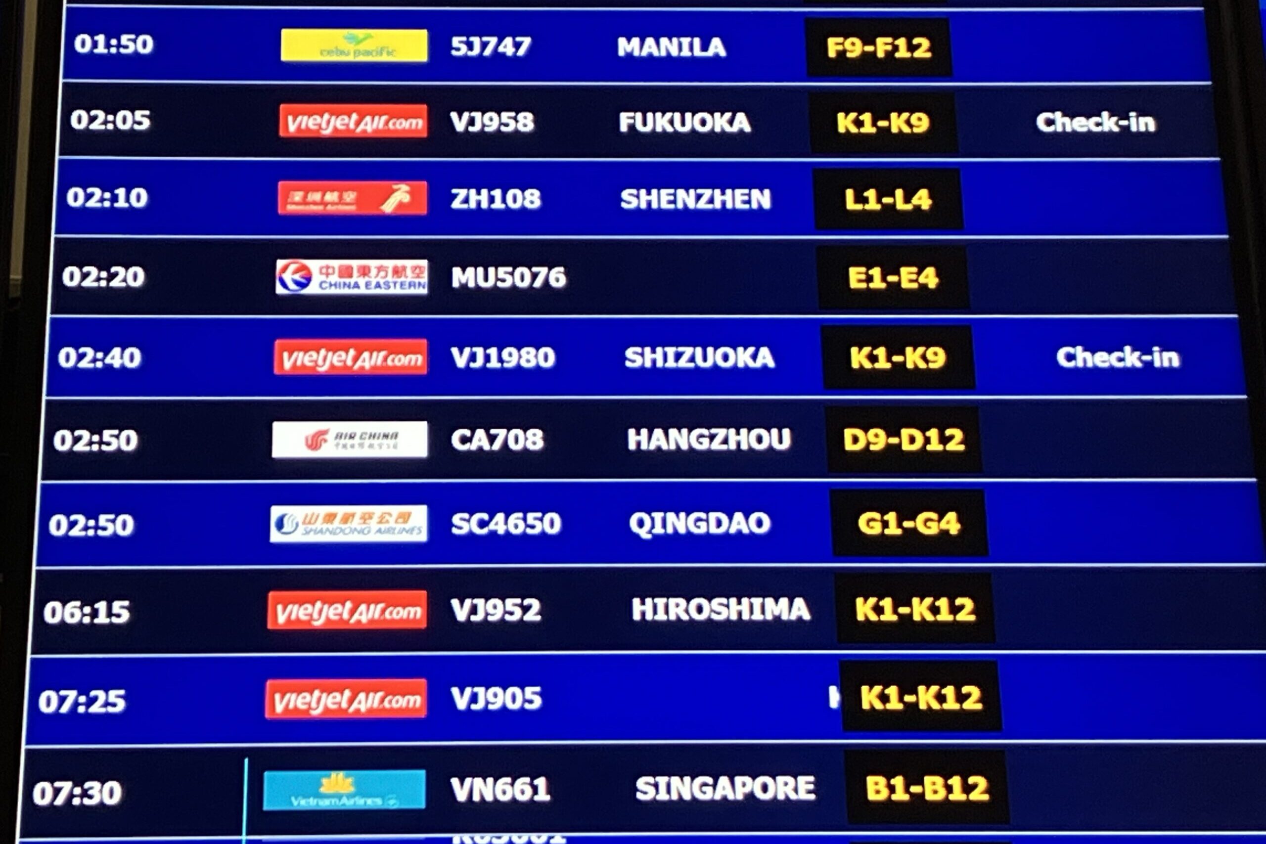 ノイバイ空港の出発案内板に表示されたベトジェットVJ1980静岡行き