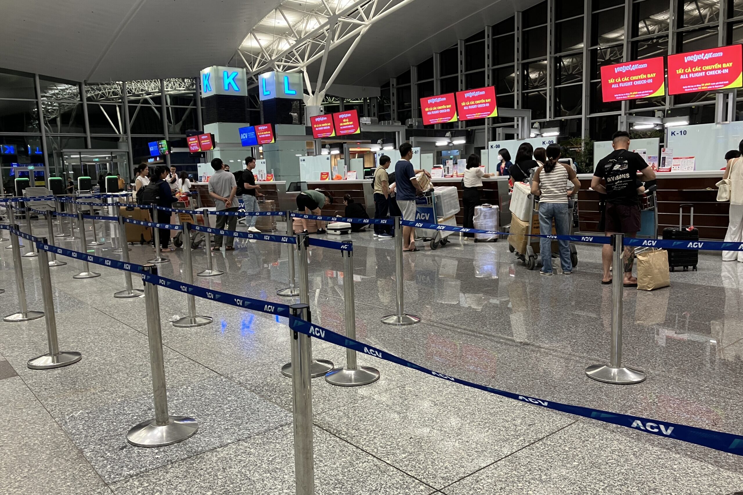 ノイバイ空港Kカウンターの深夜チェックイン状況
