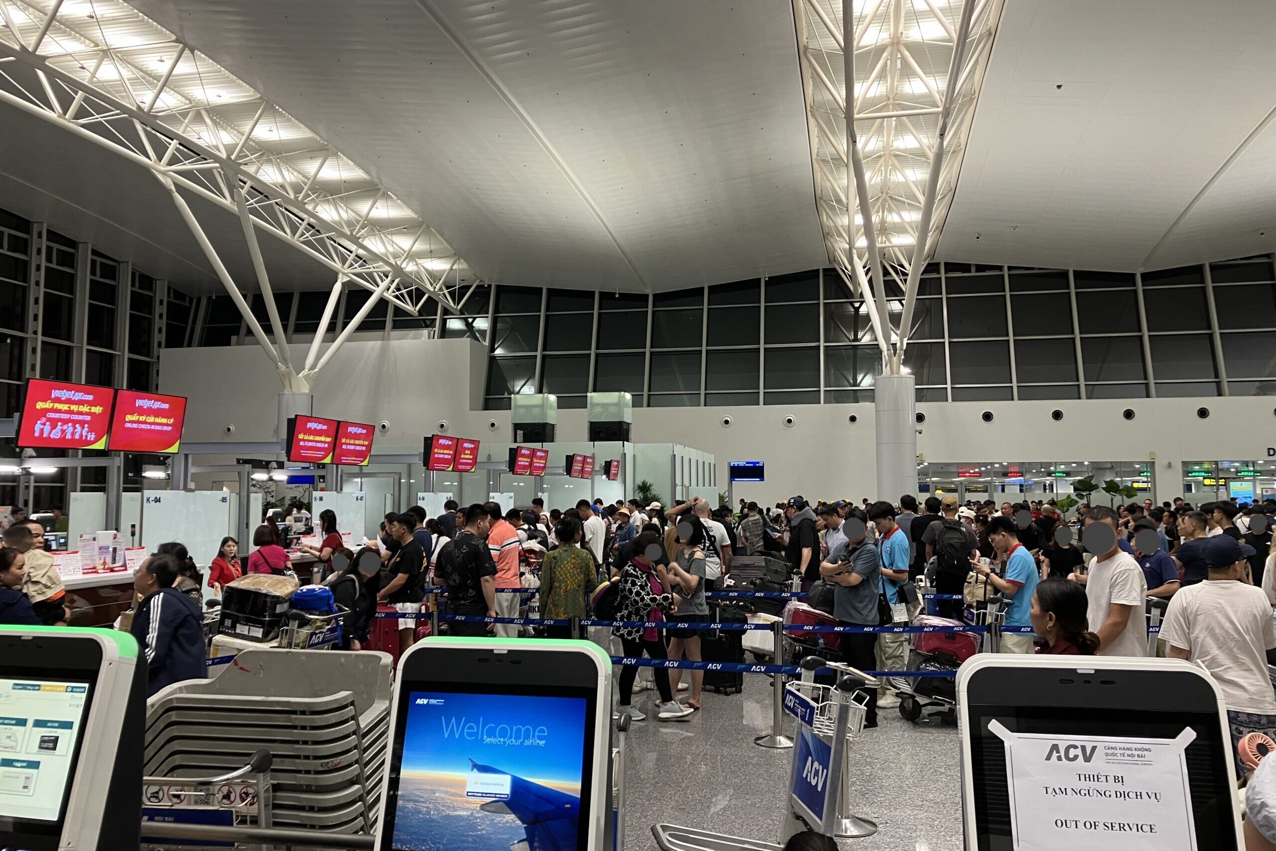 ノイバイ空港国際線ターミナルのベトジェットチェックインカウンター混雑状況