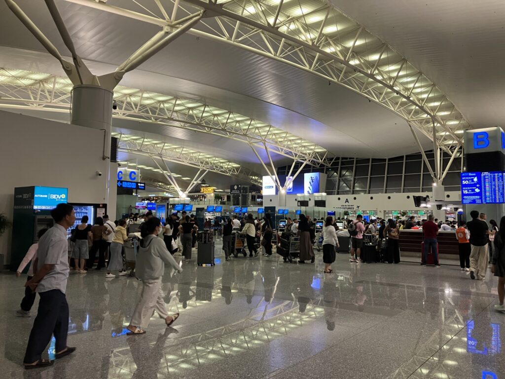 深夜便前で混雑するノイバイ空港T2出発ロビー