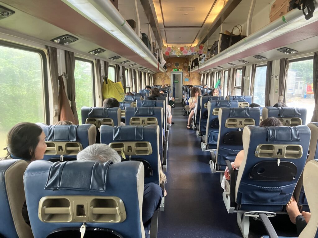 ハノイからニンビンへ向かうSE5のソフトシート車内