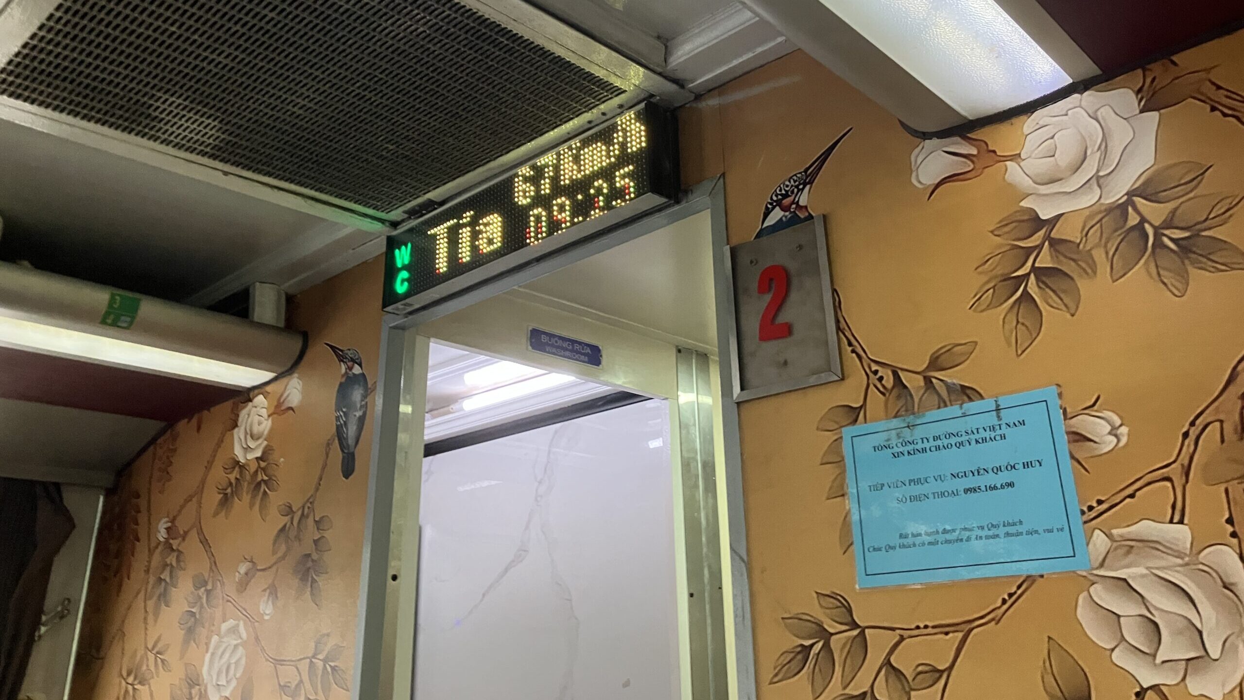 ベトナム鉄道の電光掲示板に表示される列車の速度