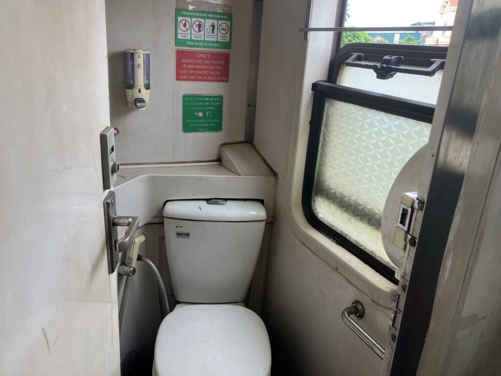 ハノイからニンビンへ向かうSE5列車内のトイレ