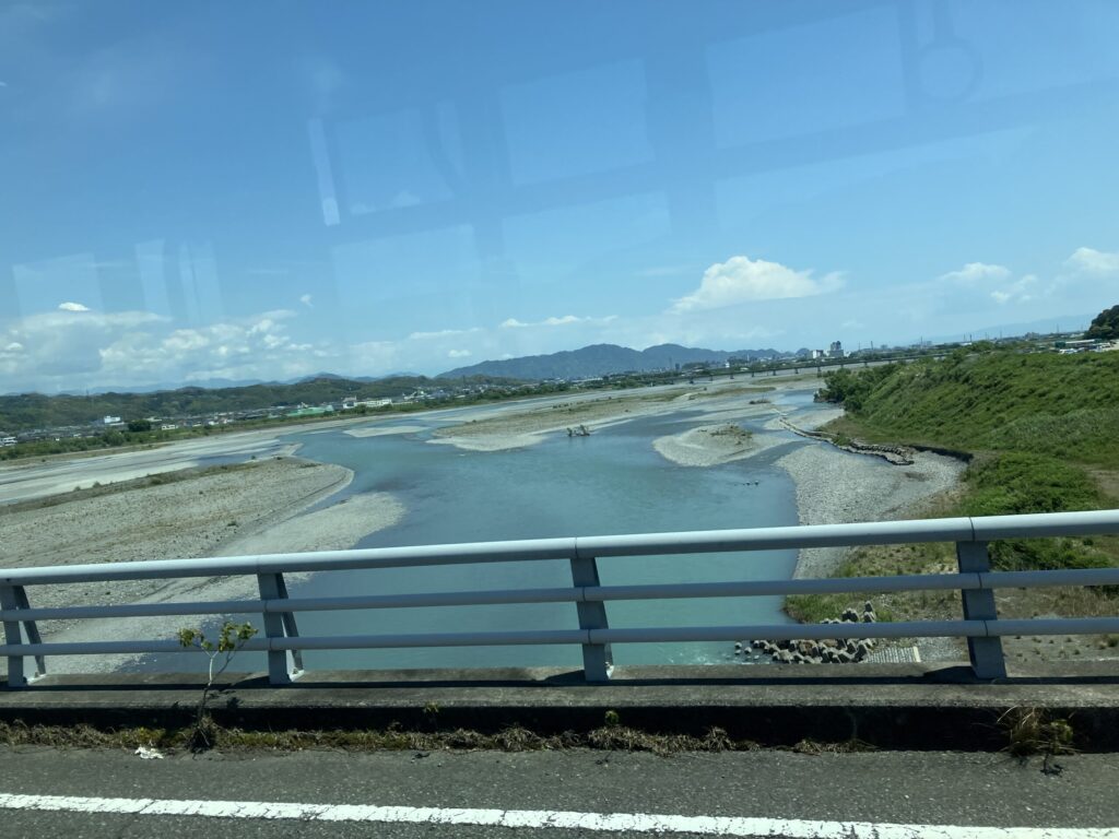 島田駅方面へ向かうバスから見える大井川周辺の景色