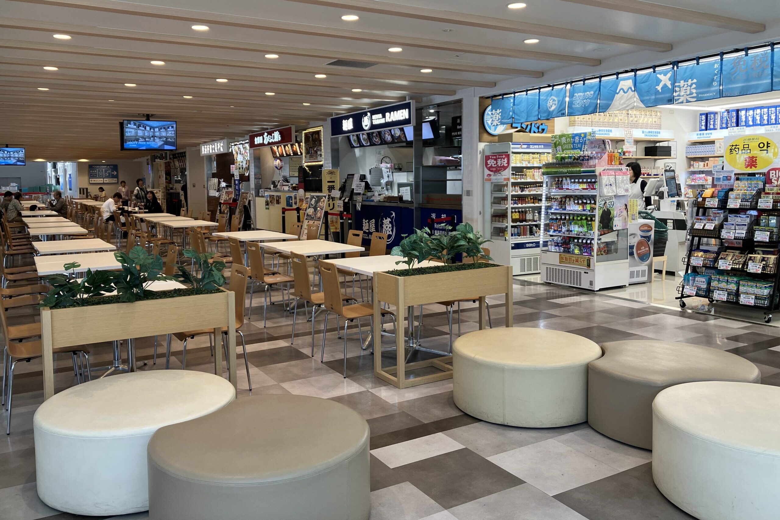 静岡空港2階のフードコート座席