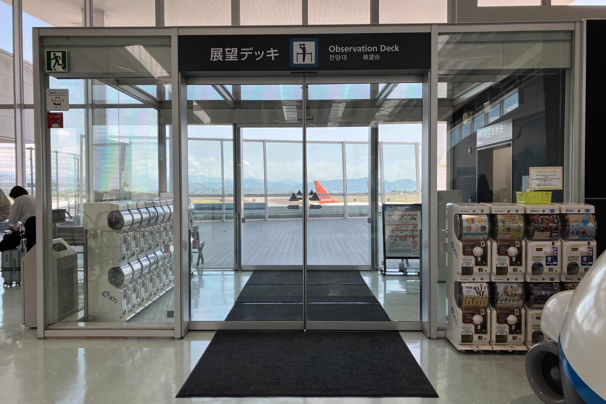 静岡空港3階の展望デッキ入口
