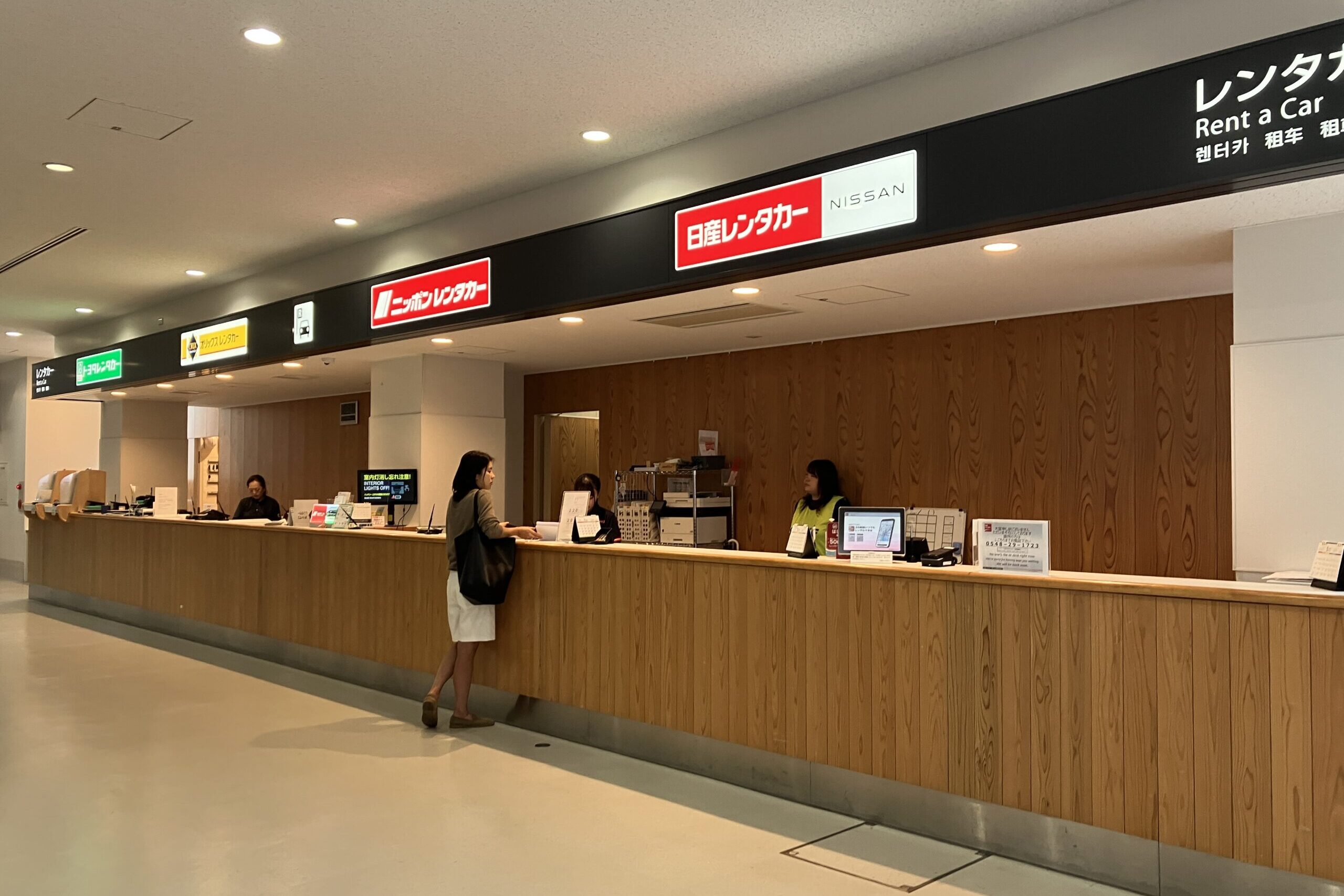 富士山静岡空港1階のレンタカーカウンター