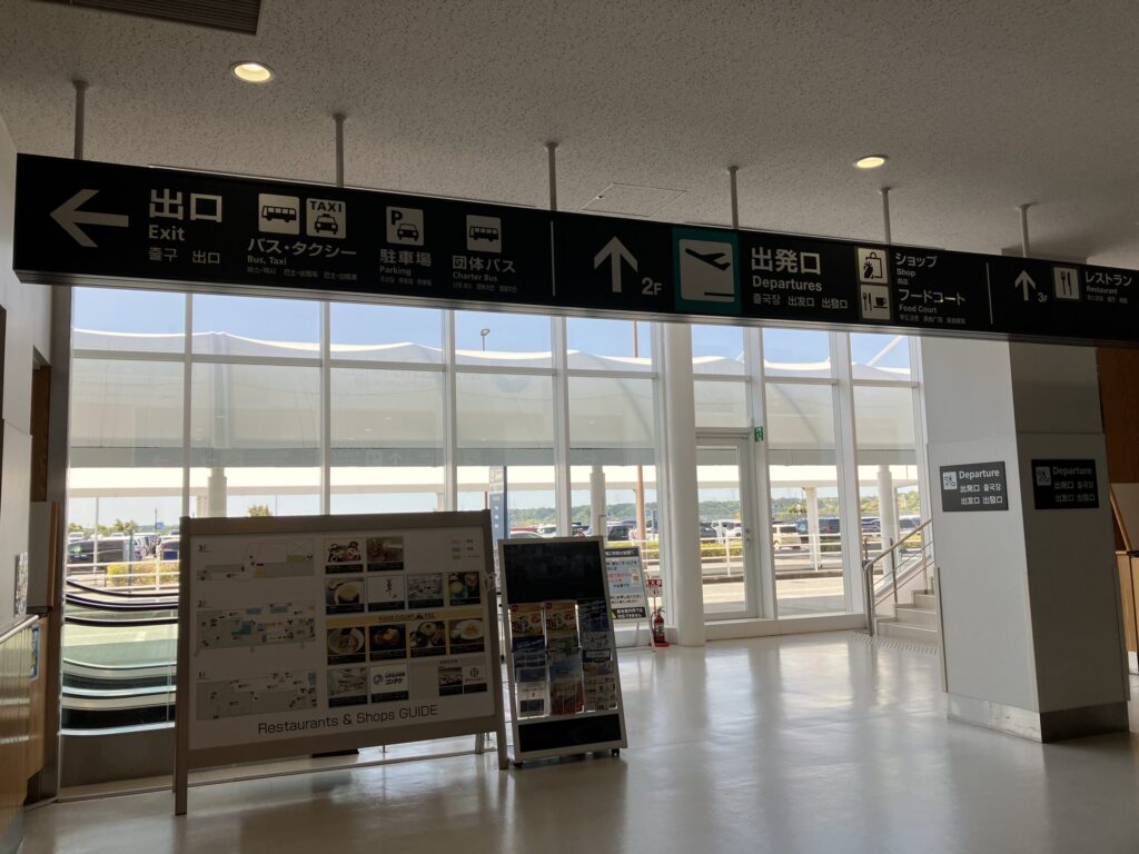 富士山静岡空港1階の到着フロアとアクセス案内