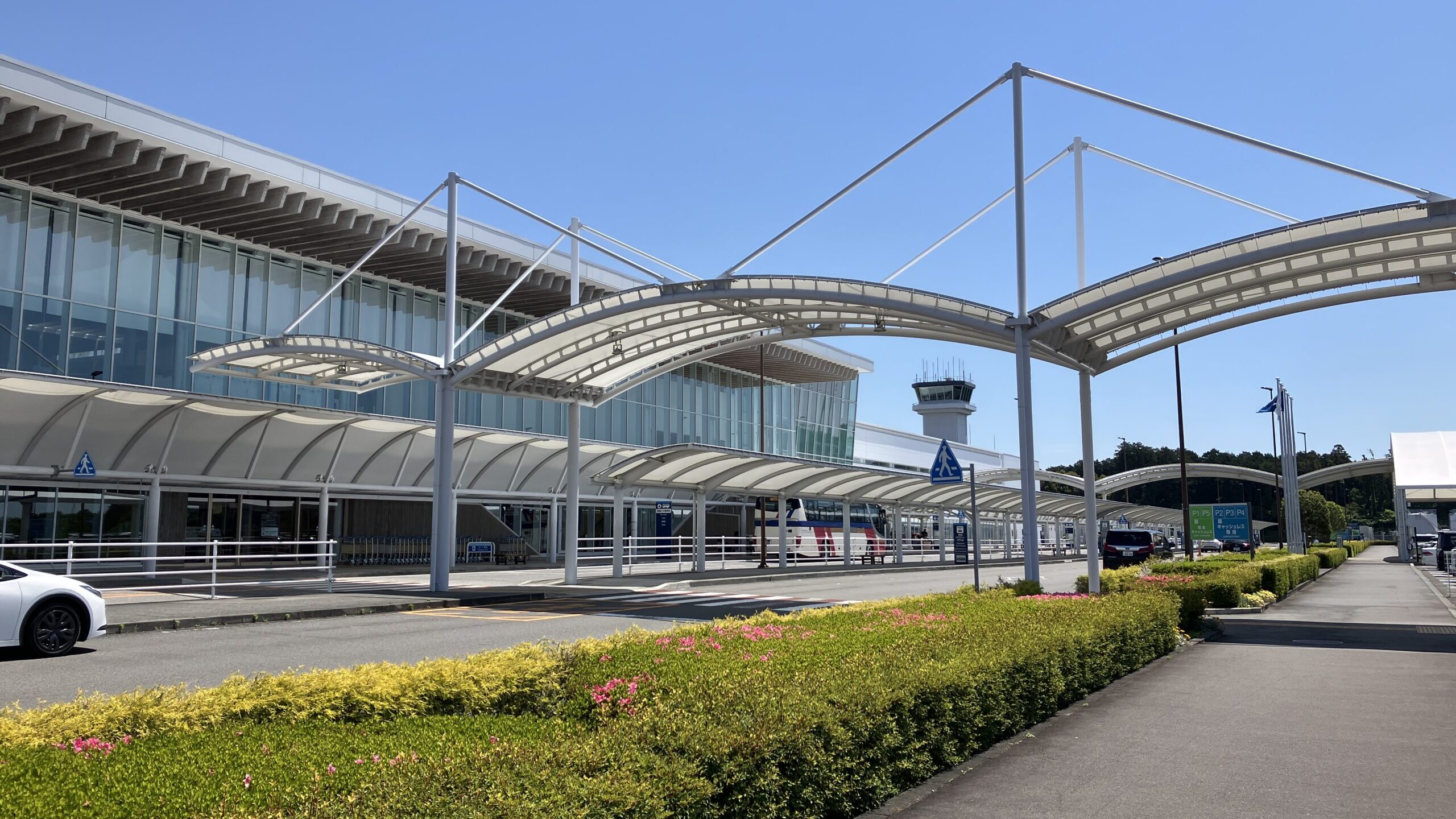 静岡空港のターミナル外観
