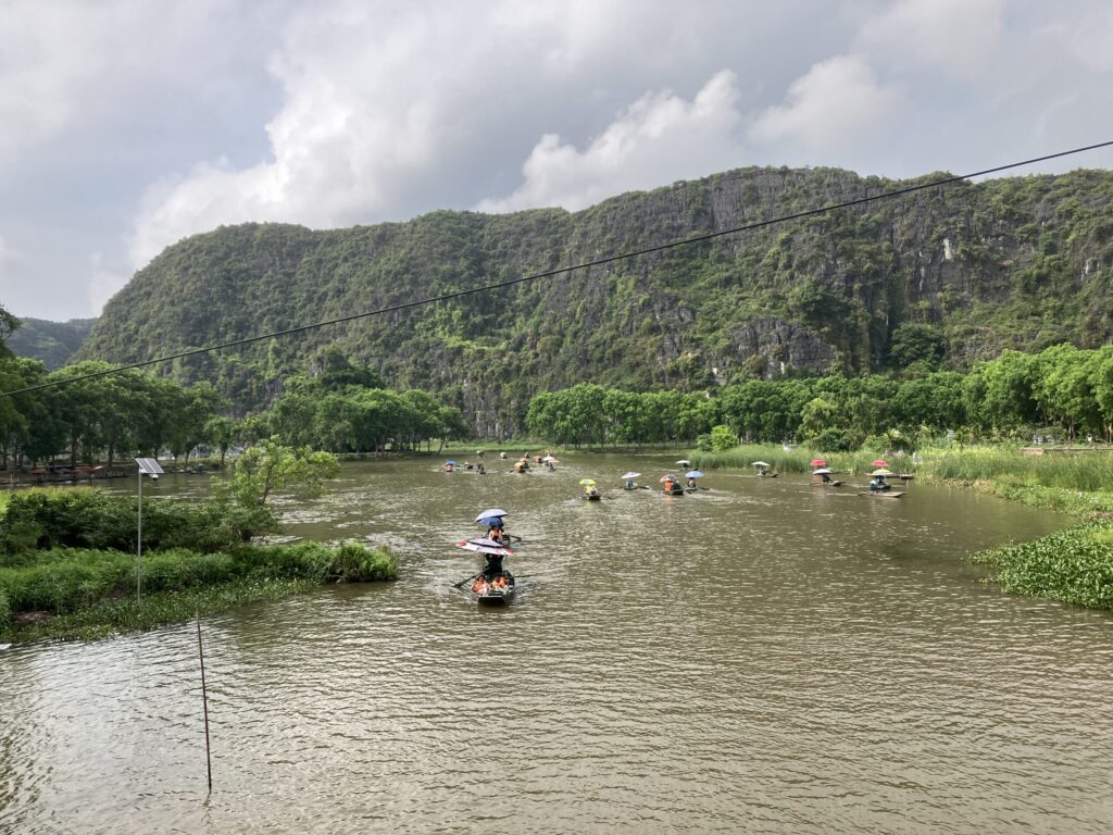 タムコックの川を進むボートツアー