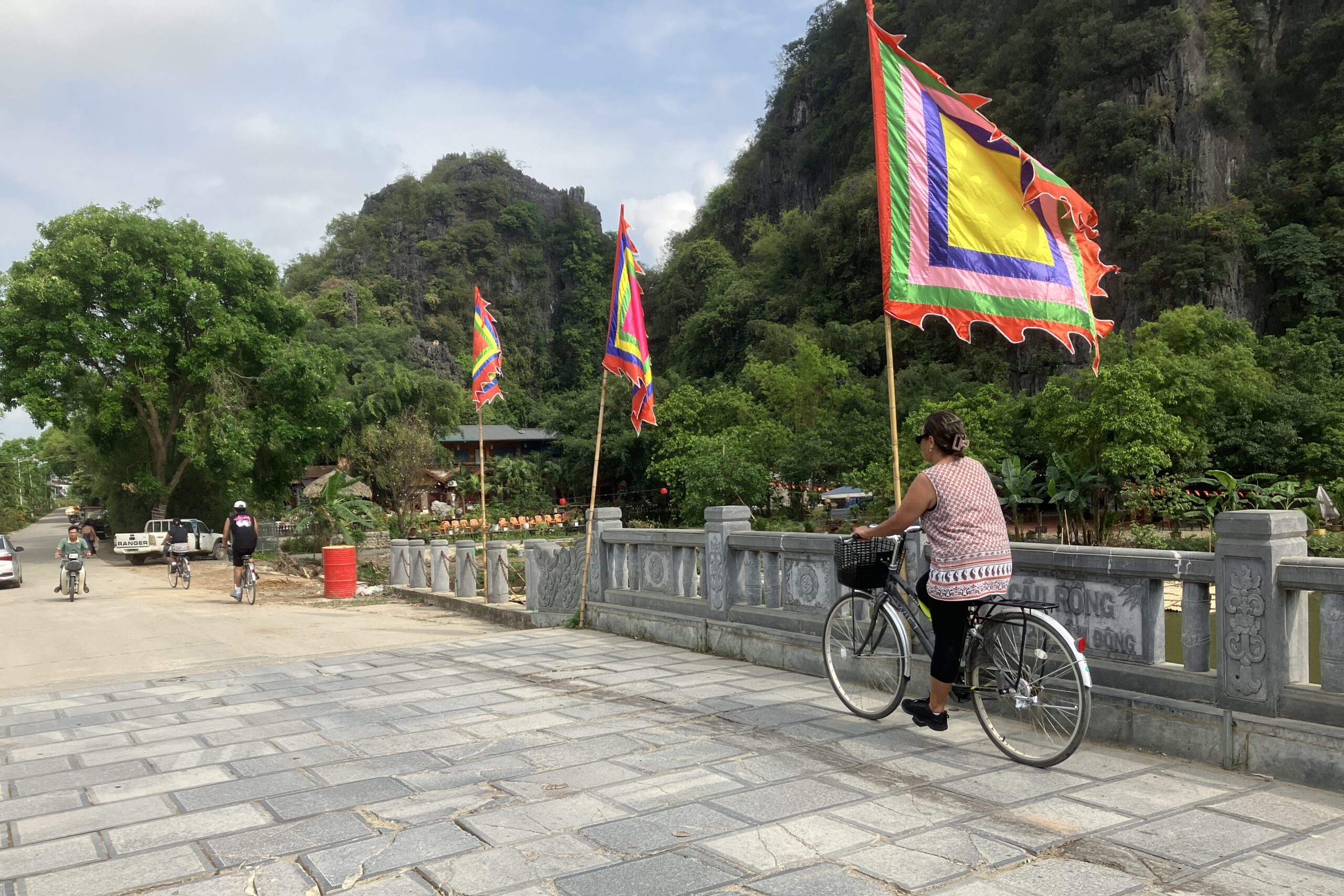 タムコック周辺を自転車で走る旅行者