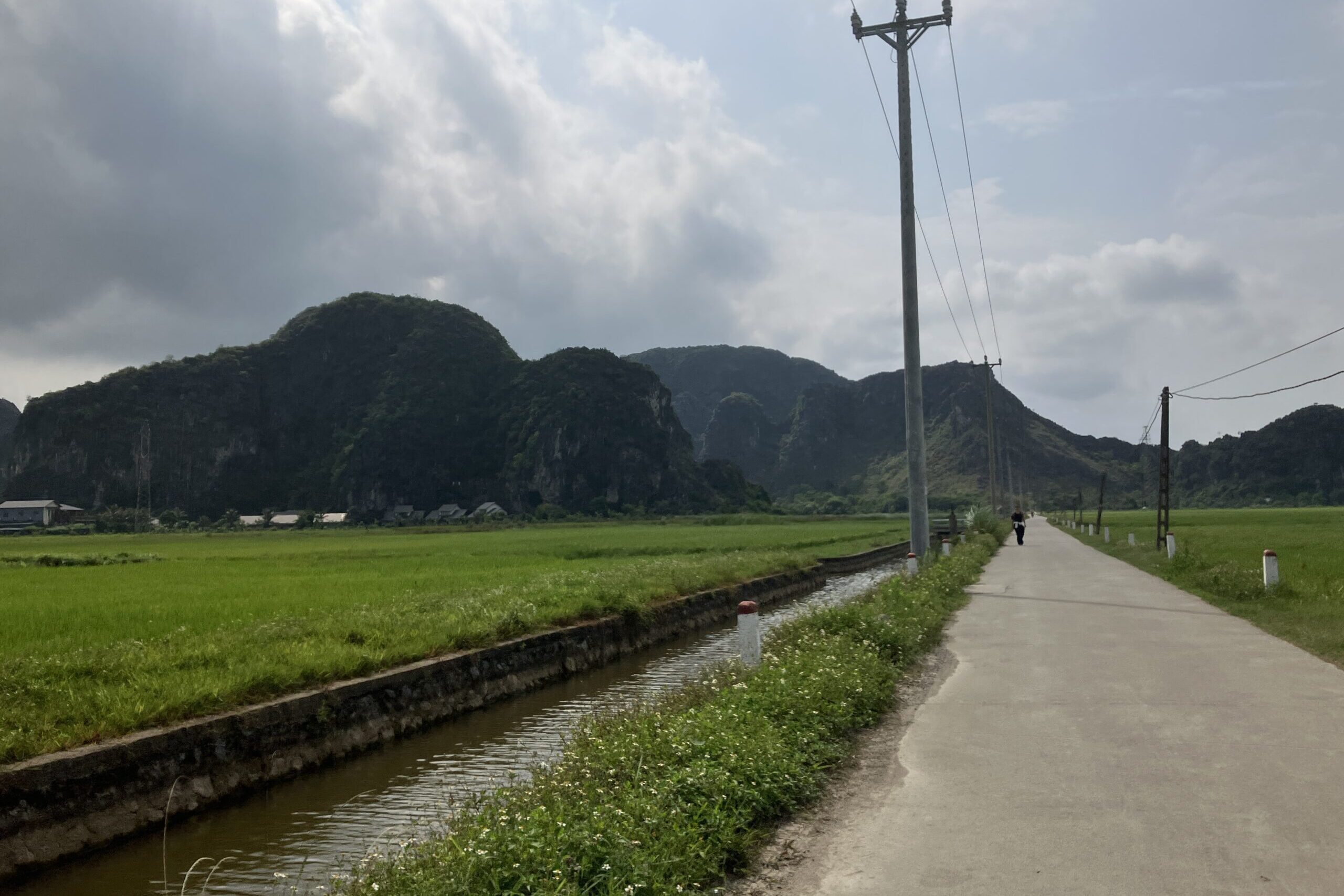 タムコック郊外の田園風景と石灰岩の山並み