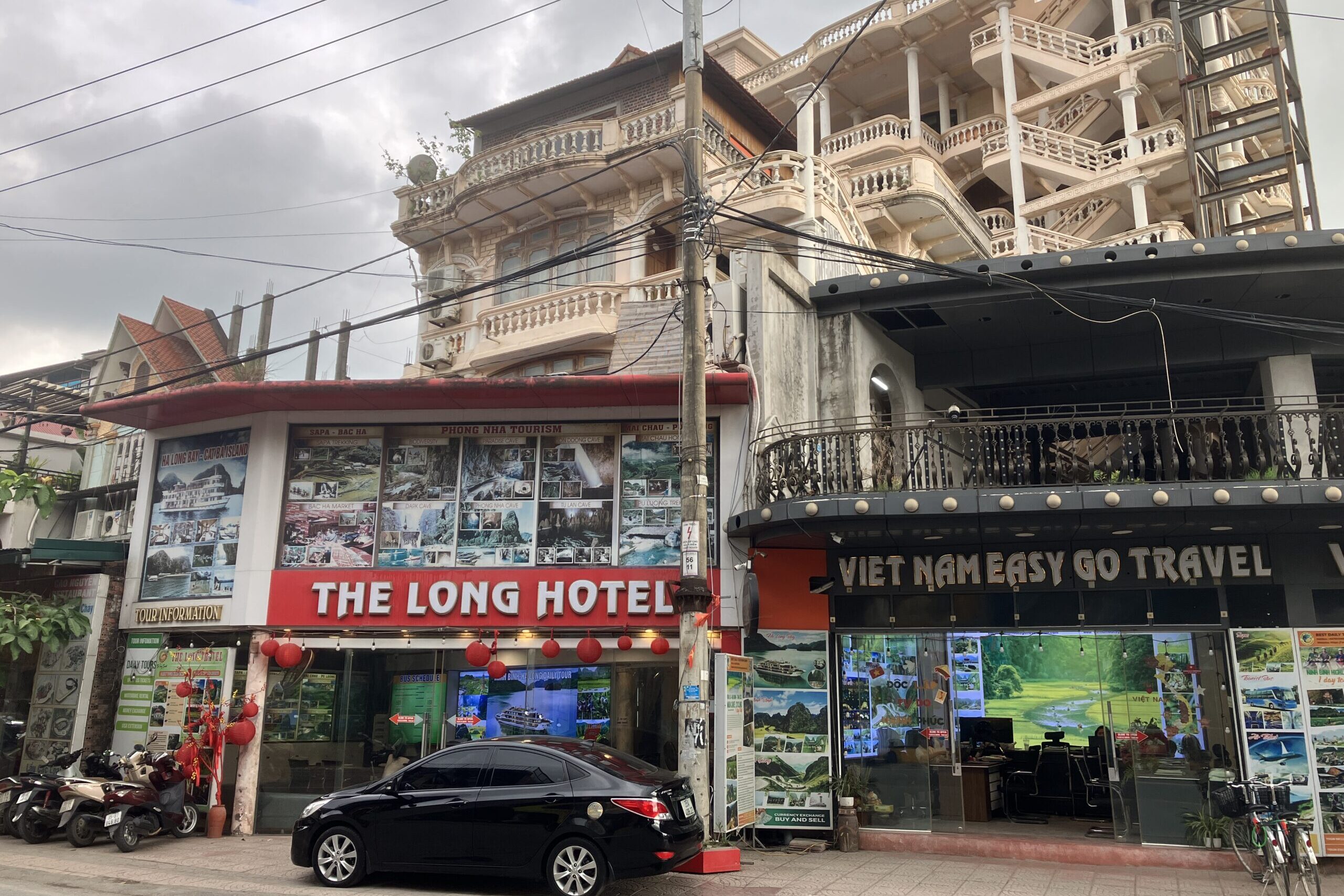 タムコック中心部にあるThe Long Hotelのハノイ行きバス受付
