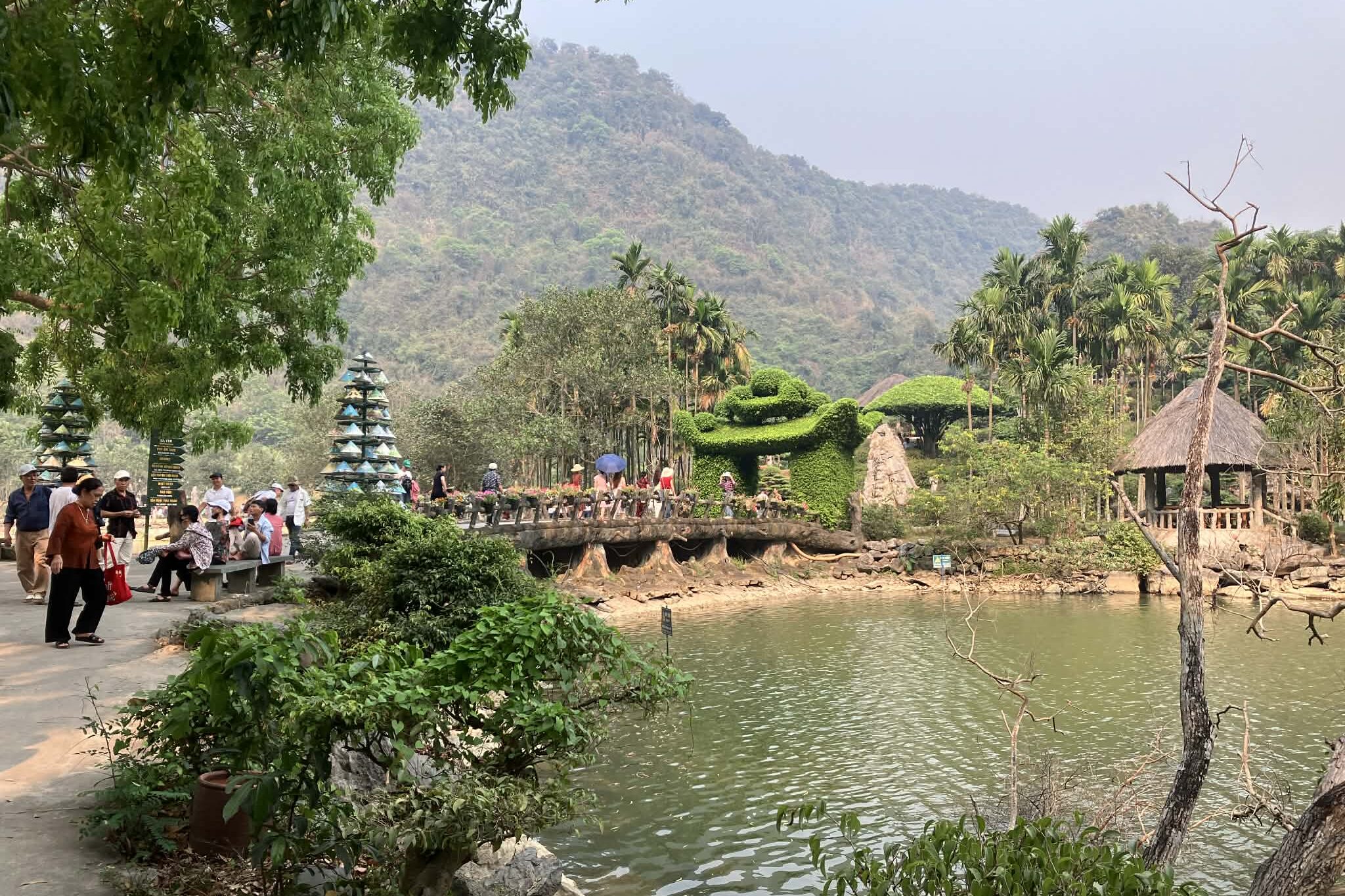 Thung Nhamの池と遊歩道がある自然公園の風景