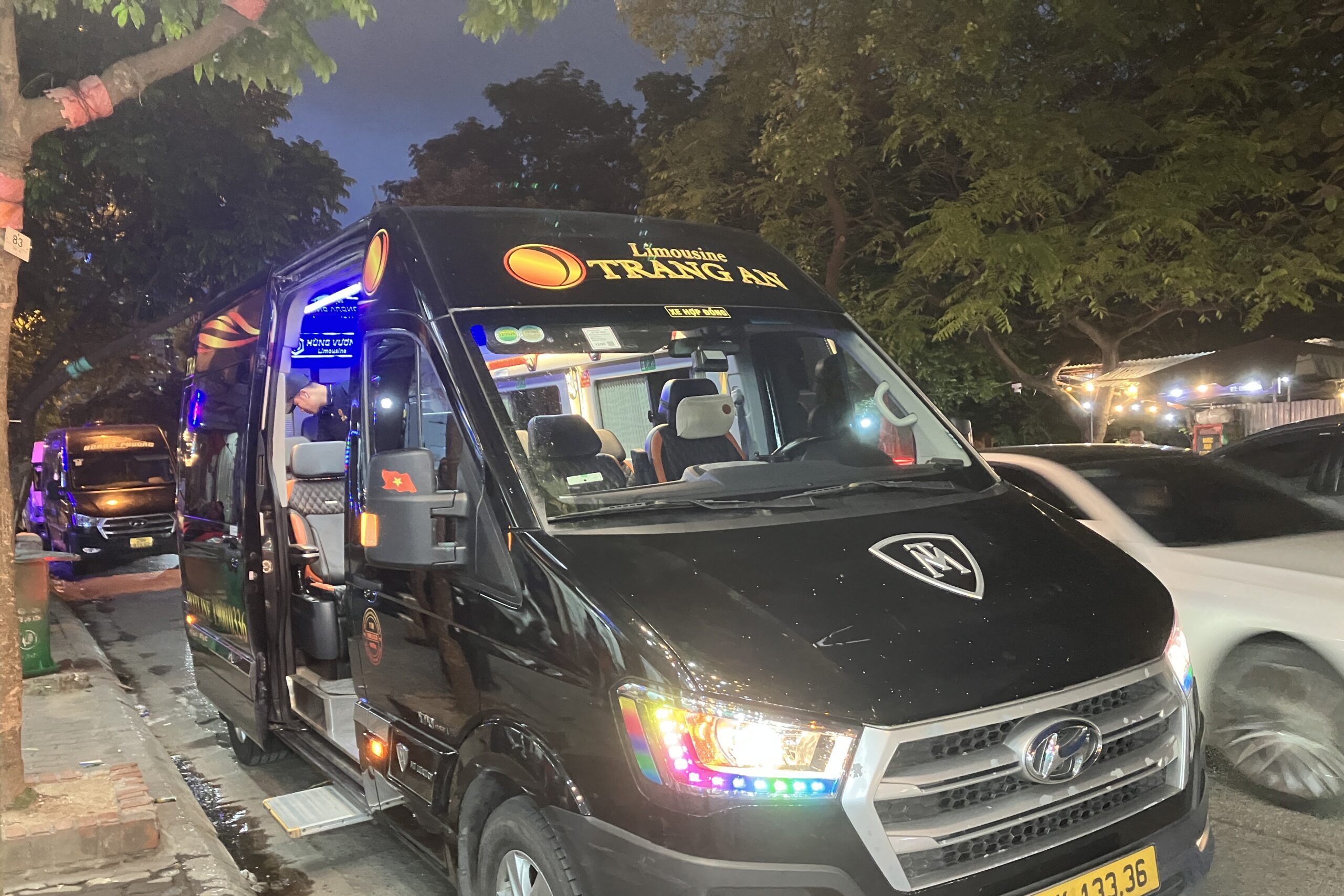 ハノイ到着後に停車するTrang An Limousineの車両