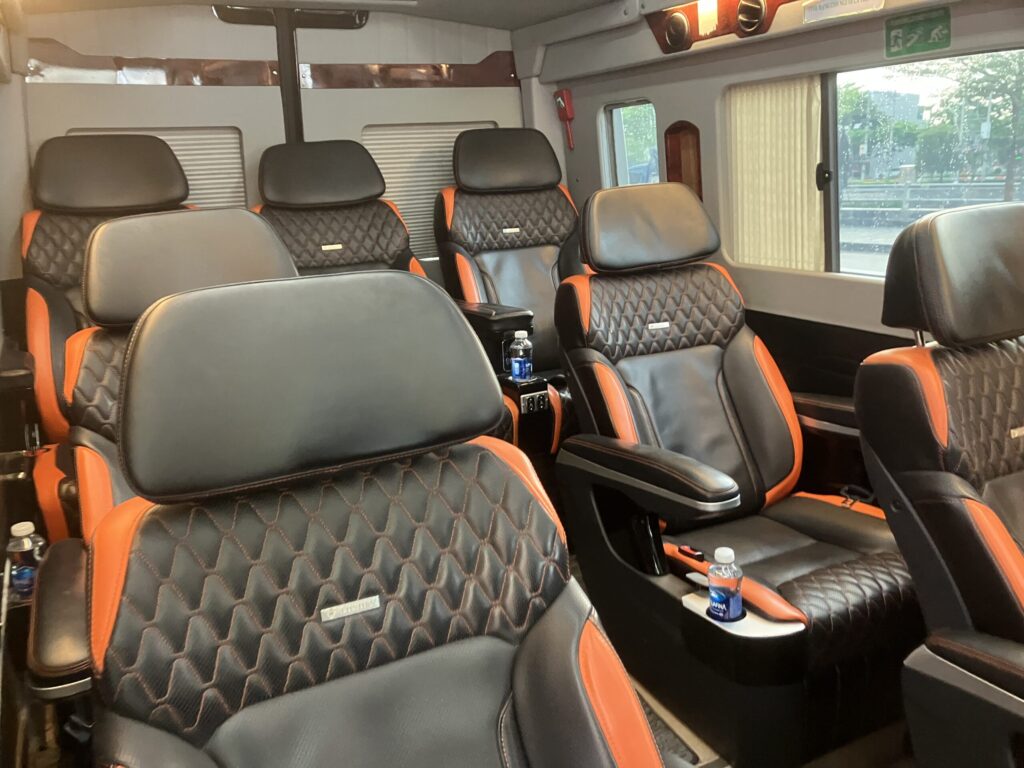 Trang An Limousineの広い座席と車内